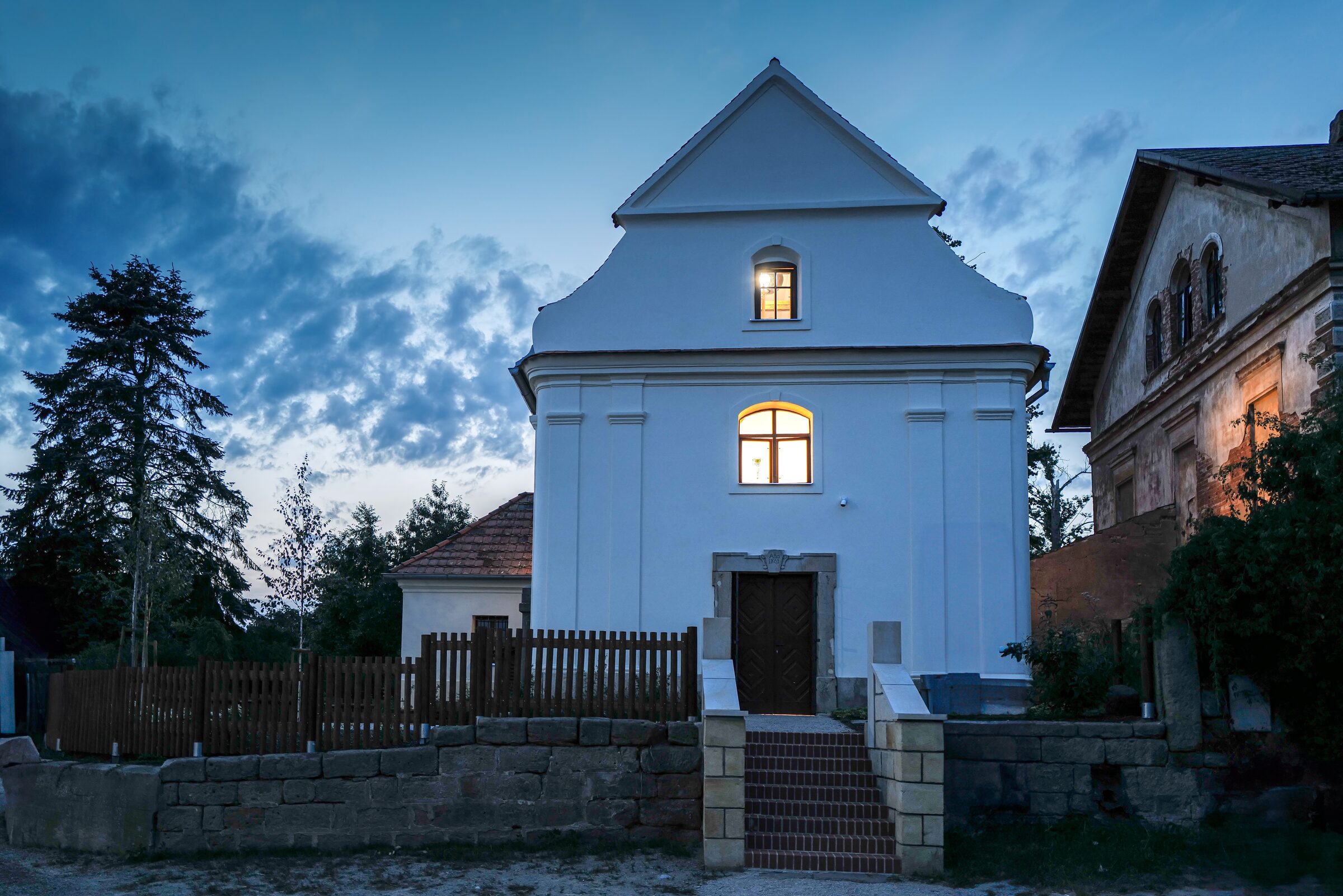 Kaple Jinak — exteriér barokní kaple ve Vrchovanech
